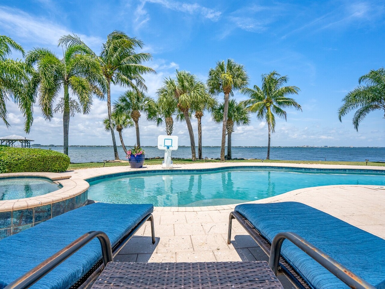 437 River View Lane